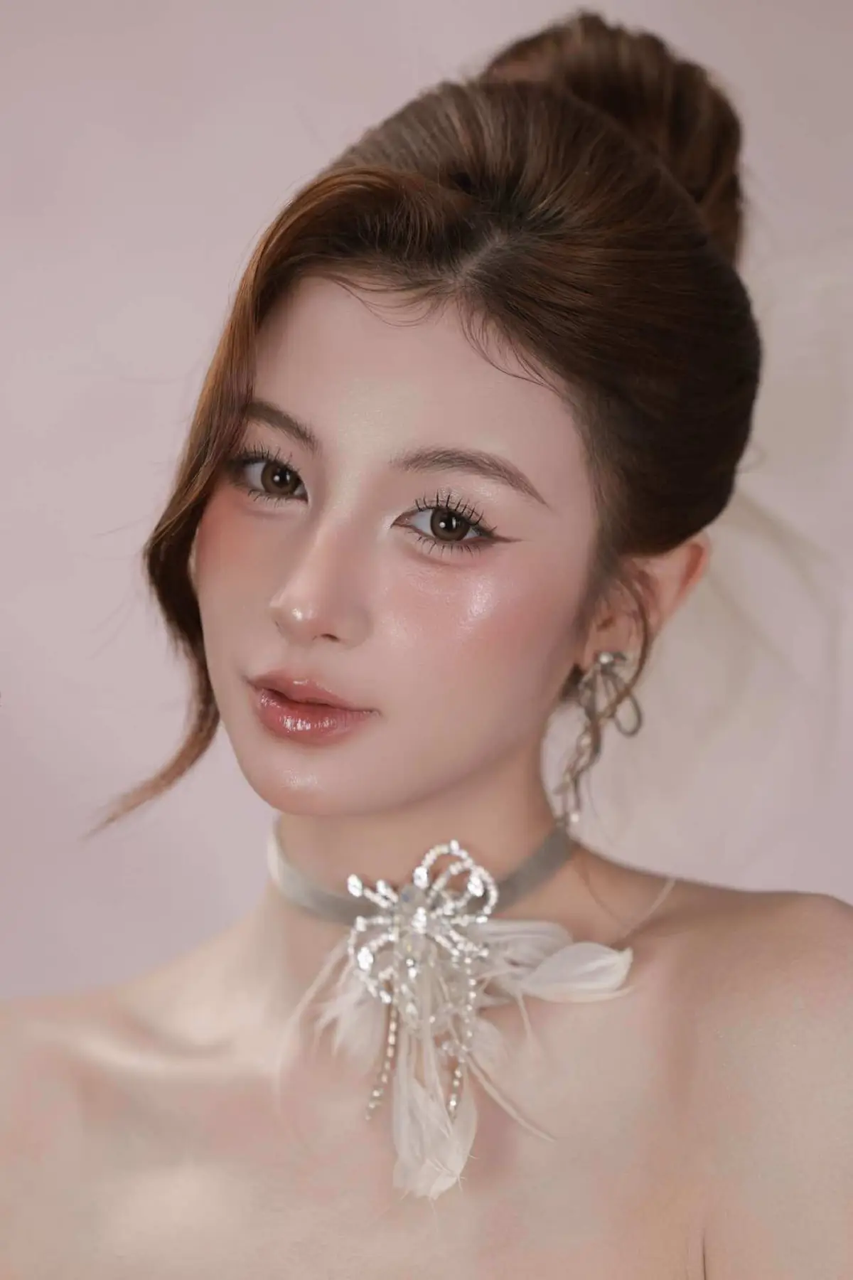 Có bà nào mê chiếc makeup cô dâu siêu nhẹ nhành tinh tế này khum ạaa  #linhjacemakeupacademy #makeup #trending #fyp 