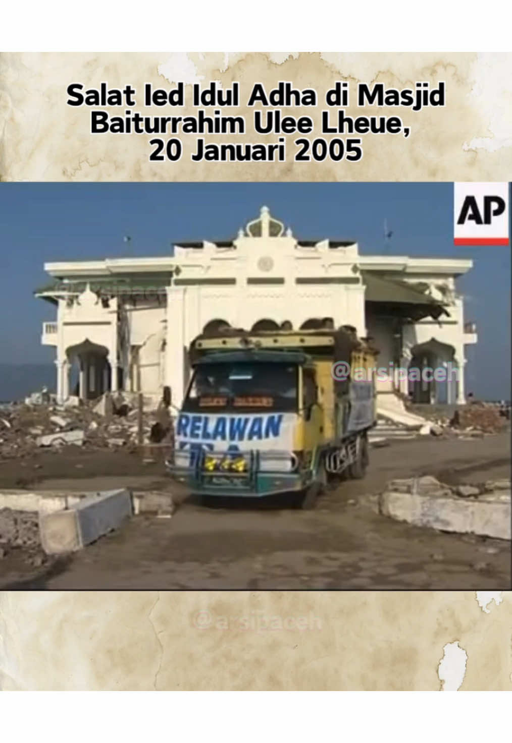 Salat Ied Idul Adha di Masjid Baiturrahim Ulee Lheue, 20 Januari 2005. *** Sumber: AP Archive  *** #arsipaceh #tsunamiaceh #gempaaceh #uleelheue #sejarahaceh #arsipsejarah #bandaaceh #tsunami2024 #videosejarah  