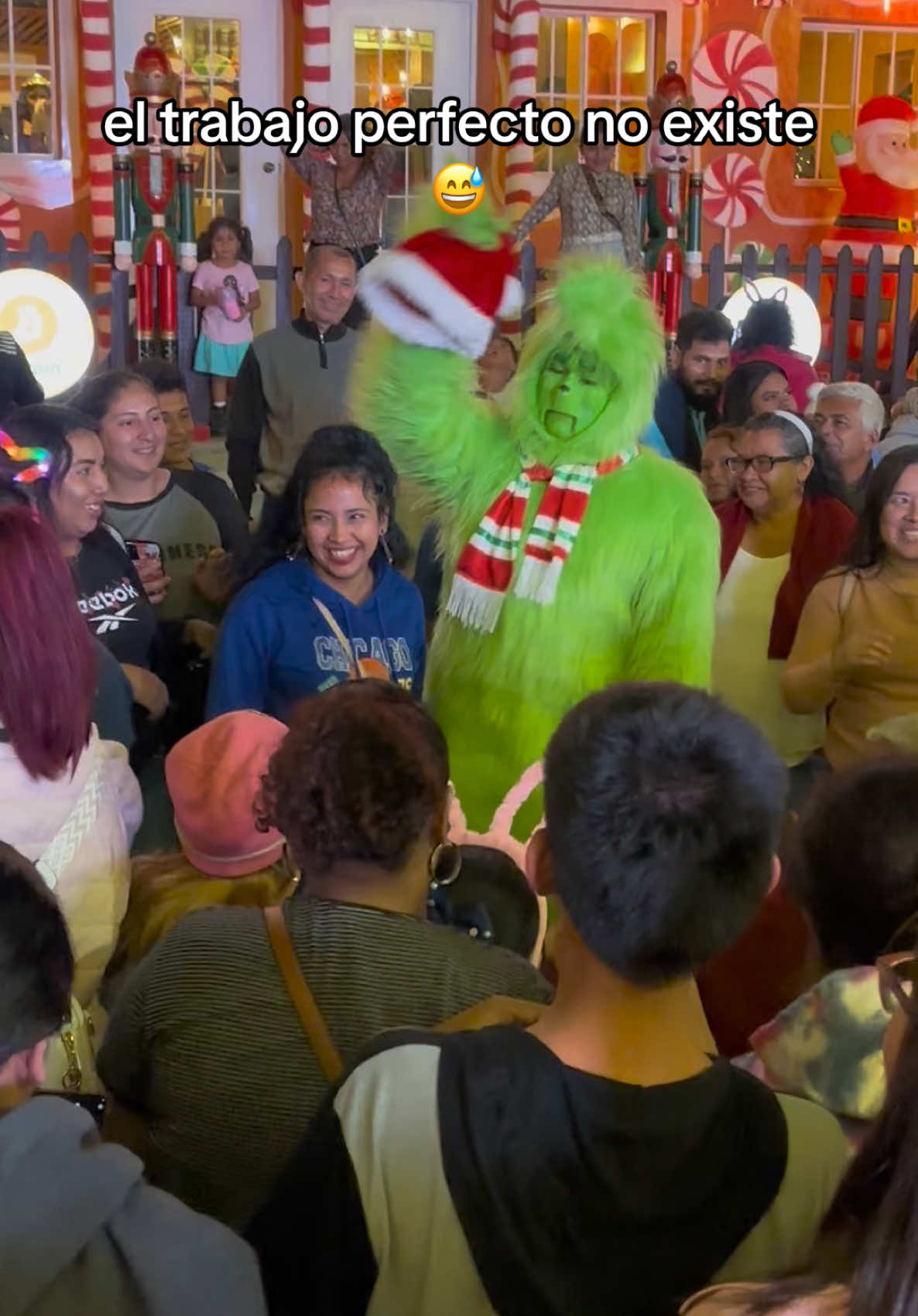 ☺️💚 #grinch #payasosimoon #centrohistorico #elsalvador #villanavideña #christmas #hollidays #season #top #artist #navidad #fyp #fun #clown 