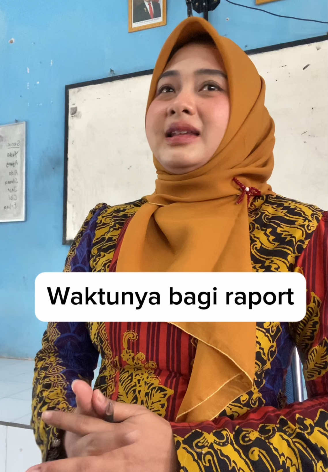 Waktunya bertemu dg wali murid dan curhat😂 #guruseni #gurutiktok #bagiraport #walikelas 