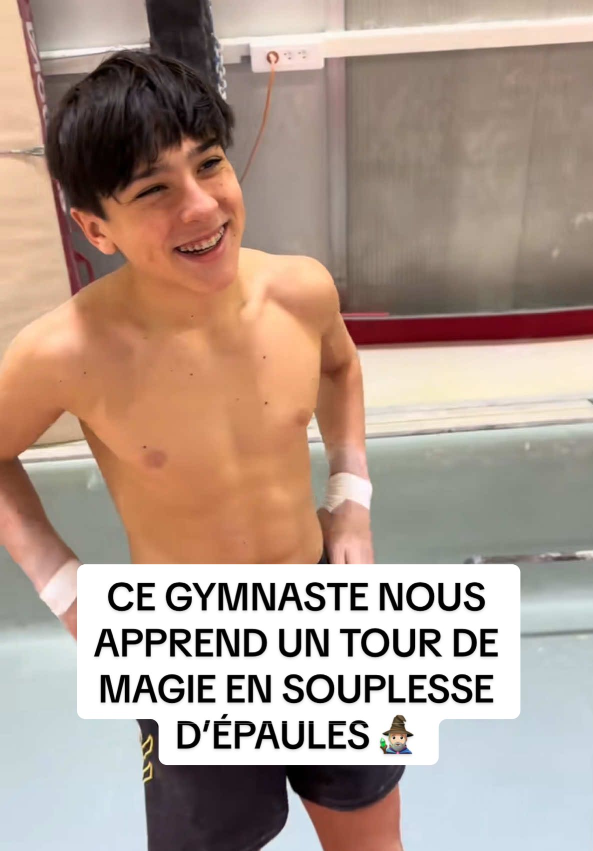 Ce gymnaste nous apprend un tour de magie en souplesse d’épaules 🧙🏻‍♂️  Gymnastes : @gael.czn & @꧁𖣔𝚕𝕖𝐧𝑦.ᧁ𝓨𝖒𖣔꧂ #gymnastique #gymnasts #GymTok #gymnastik 