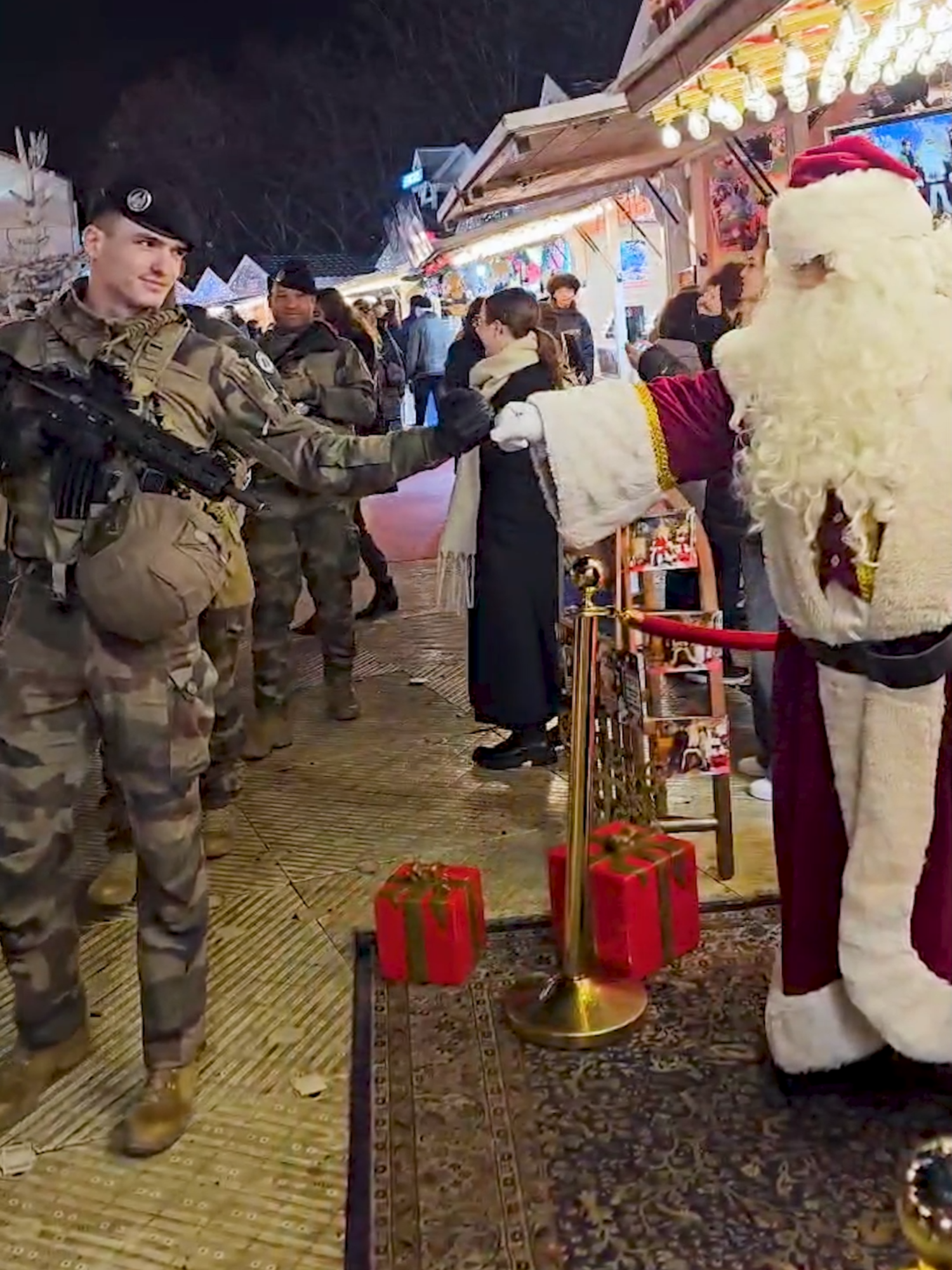 Nos soldats t'emmènent en ballade 😎 Et en ce jour de Noël (comme tous les autres jours de l'année), ils veillent sur vous et sur le Père Noël 🎅 pour que la magie des fêtes continue d'opérer ✨ Joyeux Noël à toutes et à tous ! #OperationSentinelle#ArméedeTerre#pourtoi