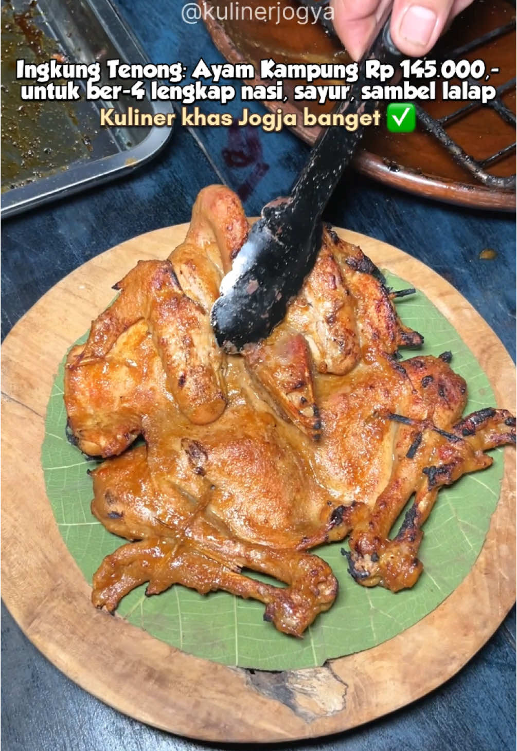 PAKET AYAM TENONG: Rp 145.000 doang bisa buat ber-4 looh, isinya komplit bangeeet!! Khas Jogja banget ini! Nyobain ayam panggang, tapi dipanggang pke tungku yg unik nih gaiss, bumbunya meresap banget! Ada garang asem bathok juga, dan banyak menu2 tradisional lain yang enak2 👏🏻 Tempatnya asri, sejuk, harga juga masih terjangkau! Cobain yuk namanya @waroeng_tedoeh yaa! __ 🏡 Waroeng Tedoeh (@waroeng_tedoeh) 📍 Sambikerep, Bangunjiwo, Kec. Kasihan, Kabupaten Bantul, Daerah Istimewa Yogyakarta (ada di gmaps) __ #kulinerjogja #kulinerjogya #wareongtedoeh #restojogja #restokeluarga #ayampanggang 