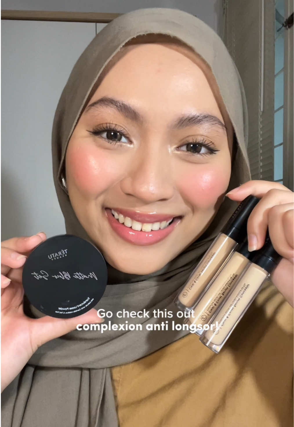 Percayalah ini bagus bgt🥺🥺 nyesel baru coba!!! concealernya 9/10 hydrating, medium coverage dan minim creasing! powdernya juga bagus poll asli, ga flashback dan oil controlnya bagush👌🏻💋 #TeratuBeauty #bestcomplexion #makeup #loosepowder #concealer 