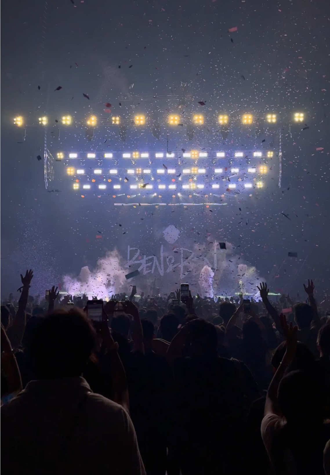 taas kamay ng lahat nang nandito para tumalon talon!! parang kahit di mo alam yung kanta mapapa jump jump ka talaga eh haha miss na namin agad yung concert huhu what if ulitin nyo kaya @Ben&Ben 