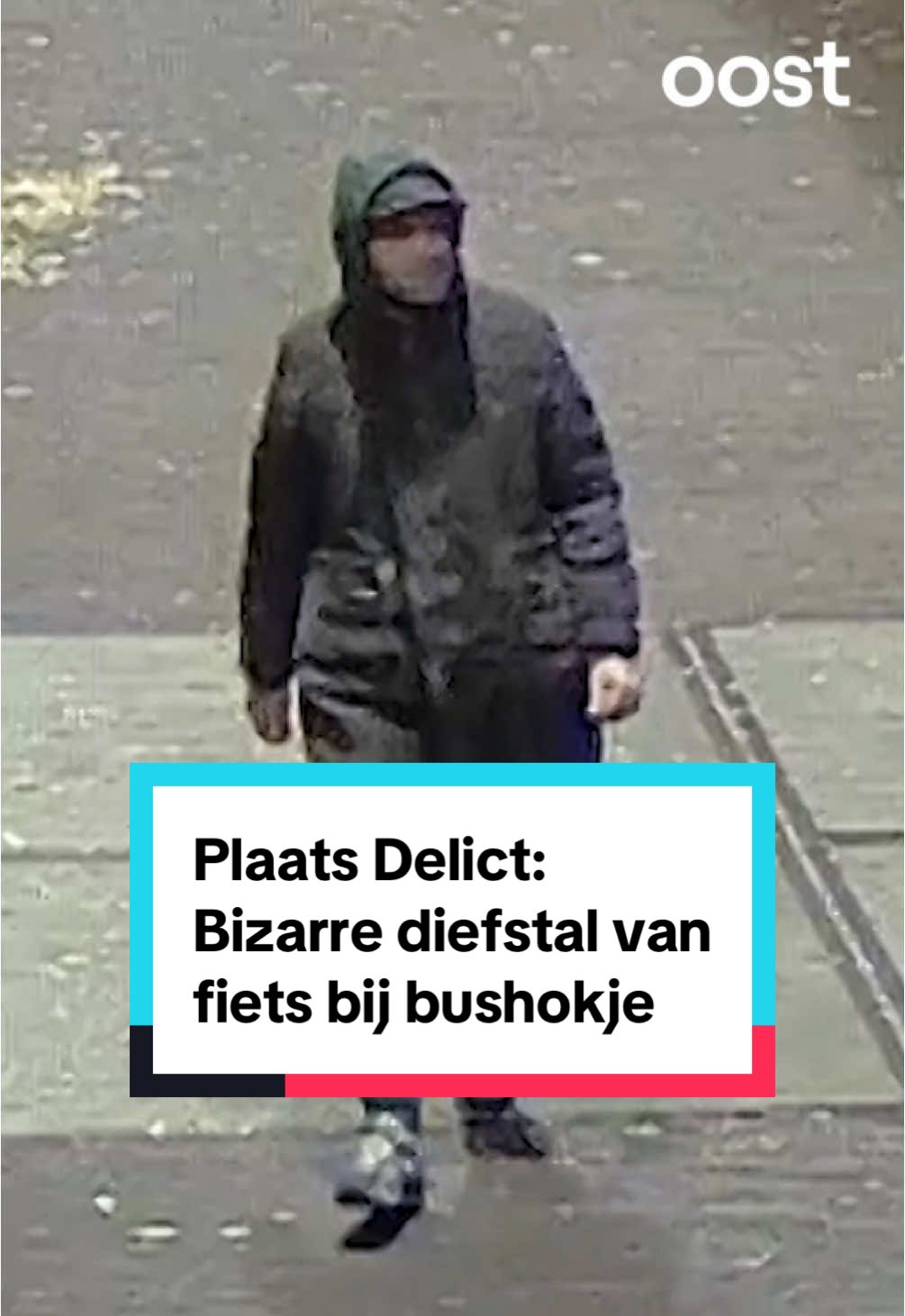 De sfeer bij dit bushokje slaat ineens om. Deze man laat een mes zien en neemt zo een fiets mee, terwijl de eigenaresse ernaast zit... 🤔    Wie herkent hem? Bel de politie (0800-6070) of tip anoniem (0800-7000). #plaatsdelict #oost #rtvoost #opsporingverzocht #enschede #fietsendief #diefstal #bewakingsbeelden 