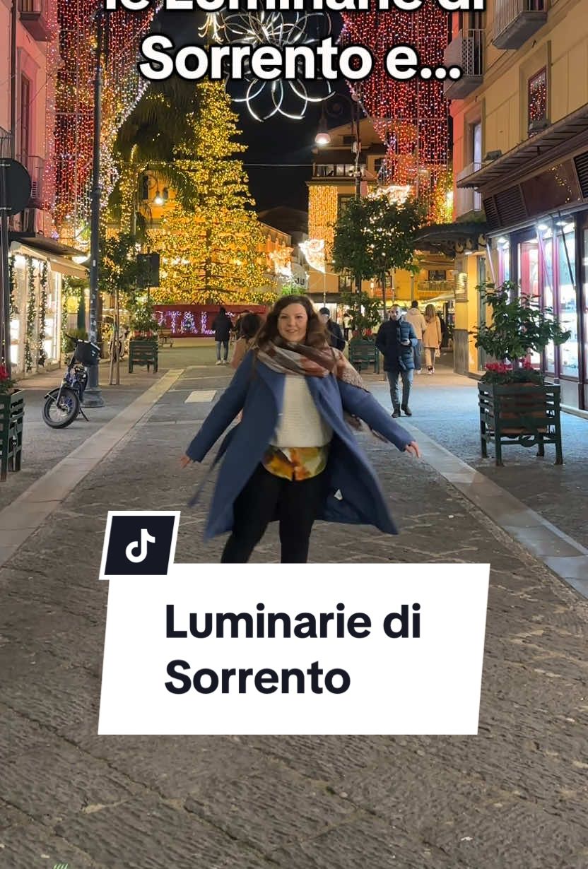 …e sono rimasta un po’ delusa. Ho sempre immaginato Sorrento come una cittadina piena di vita, attività e colori. Peró forse la stagione estiva è un pó più nelle sue corde. Luminarie carine, ma niente di spettacolare. Insomma, non ho detto “Wau, belle le luminarie di Sorrento “ Tu ci sei mai stato? #sorrento #luminarienatalizie #lucidinatale