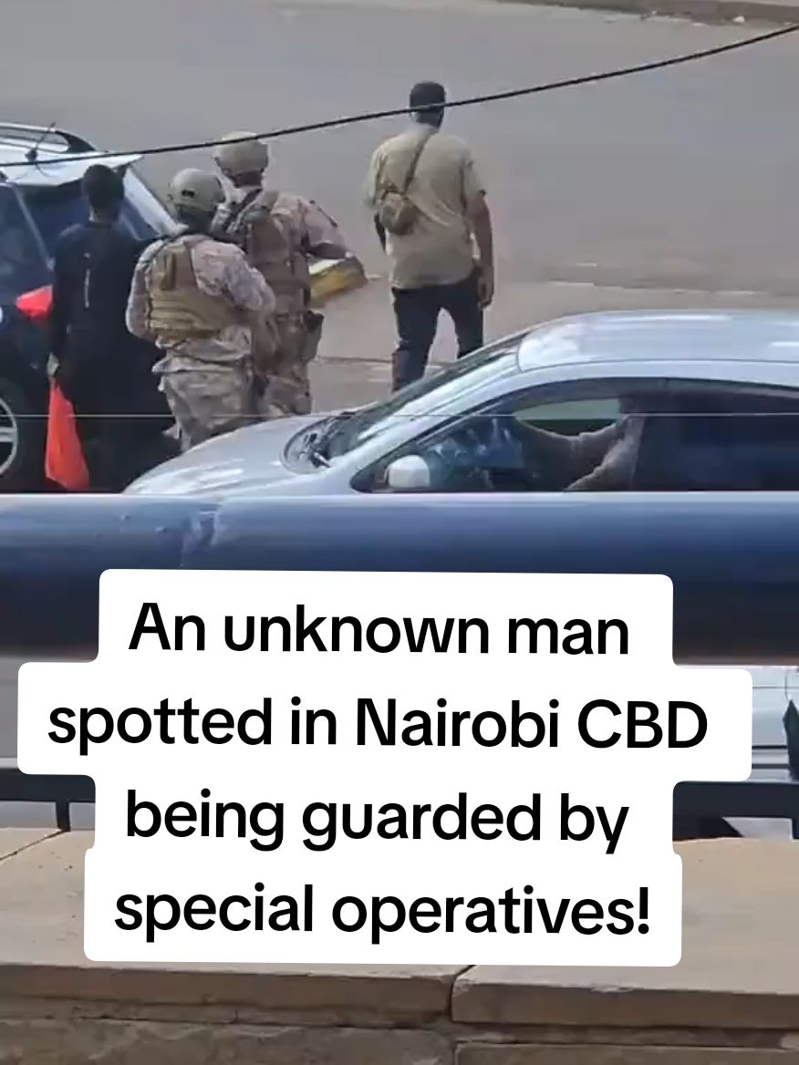 An unknown man spotted in Nairobi CBD being guarded by special operatives! Who is this guy? #TujueMedia #kenyantiktok #tiktokviral #fyp #fypp #trendingvideo #nairobitiktokers #goviral #fyp #nairobi 