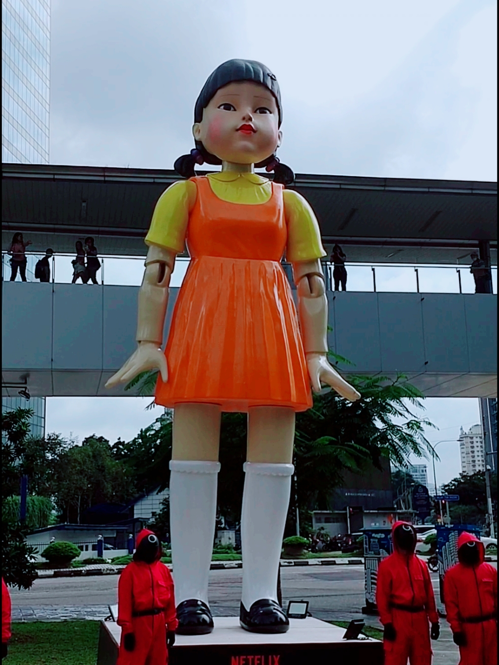 Beware, the giant Young-hee doll is watching at MRT Ampang Park station. Don't let her catch you in her sights! #SquidGame #SquidGame2 @netflixmy 