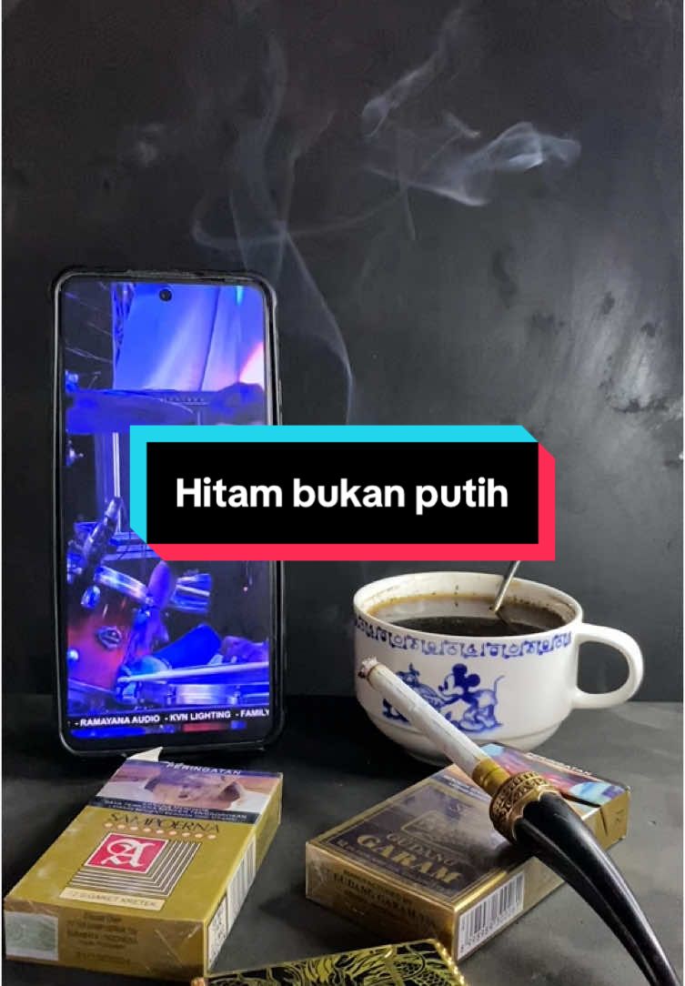 Lawas khang☕️☕️ Judule lagu : HITAM BUKAN PUTIH Sing nyanyi : mbak @alungvegaa  Sumber videone : vt @☕ᗩᒪᗪI☕  #hitambukanputih #alungvega #dangdut #dangdutkoplo #dangdutlawas #kopidangdut #ngopinyeni #ngopinyeni☕ #kopistory☕️ #maslang #ngopi #ngopisantuy #bahanswmubolo😁 #bahanswmu 