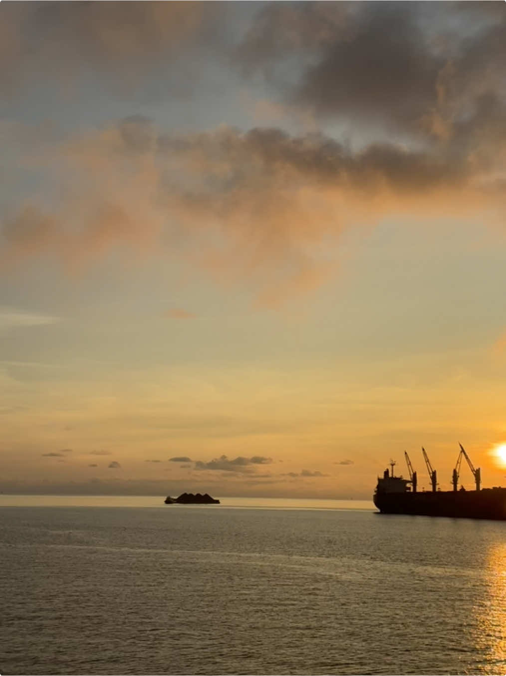 #sunset #latepost #pelautindonesia #seafarer #pelautpunyacerita #onduty #secondhome #bulkcarrier #pejuangkeluarga #fyppppppppppppppppppppppp #pelautmuda #JJCapCut #kulibatubara #fyppelautindonesia🛳⚓💪 #pelauthits #pelautindonesiatiktok 