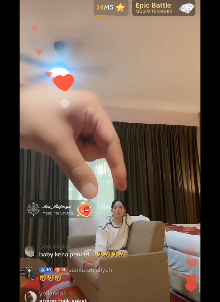 Abang @Pé Nhung🐛 suka jailin adeknya🤣🤣🤣 @Salina🐛  #fypシ゚ #vietnam #malaysia #fyppppppppppppppppppppppp #penhung #tiktokviral 