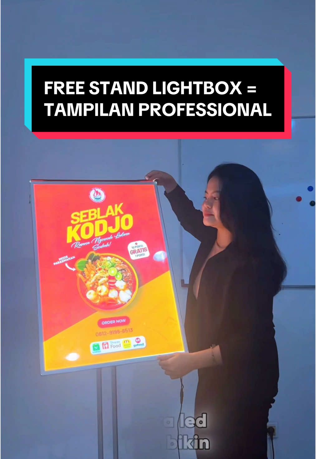 Free Stand lightbox bikin tampilan bisnis makin terlihat professional 🤩🥰. #slimlightbox #lightbox #ledlights #leddisplay #tipsbusiness #fyp #menudisplay #foryoupage 