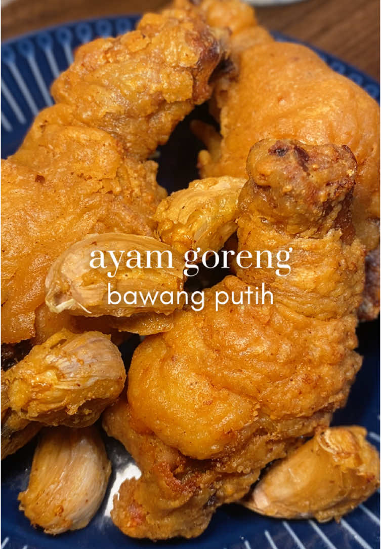 Resep ayam goreng paling enak seduniaaaa pt.2 😆✨ Ayam goreng bawang putih super renyah, gurih, wangiii. . Resep ayam goreng bawang putih: 6 pcs paha ayam bawah 10 bh bawang putih (blender halus) 1/2 sdt merica 1 sdm bawang putih bubuk 1 sdt garam 1 sdt kaldu bubuk (Marinasi ayam minimal 1 jam, lebih baik semalaman) . 4 sdm tapioka 2 sdm maizena 1 sdm tepung terigu 1/2 sdt baking soda Air secukupnya (Tambahkan tepung saat ayam akan digoreng) . 7-10 bh bawang putih utuh #ayamgoreng #ayamgorengbawangputih #resepayamgoreng #ayamgorengtanpaungkep #resepayam #resepsimple 