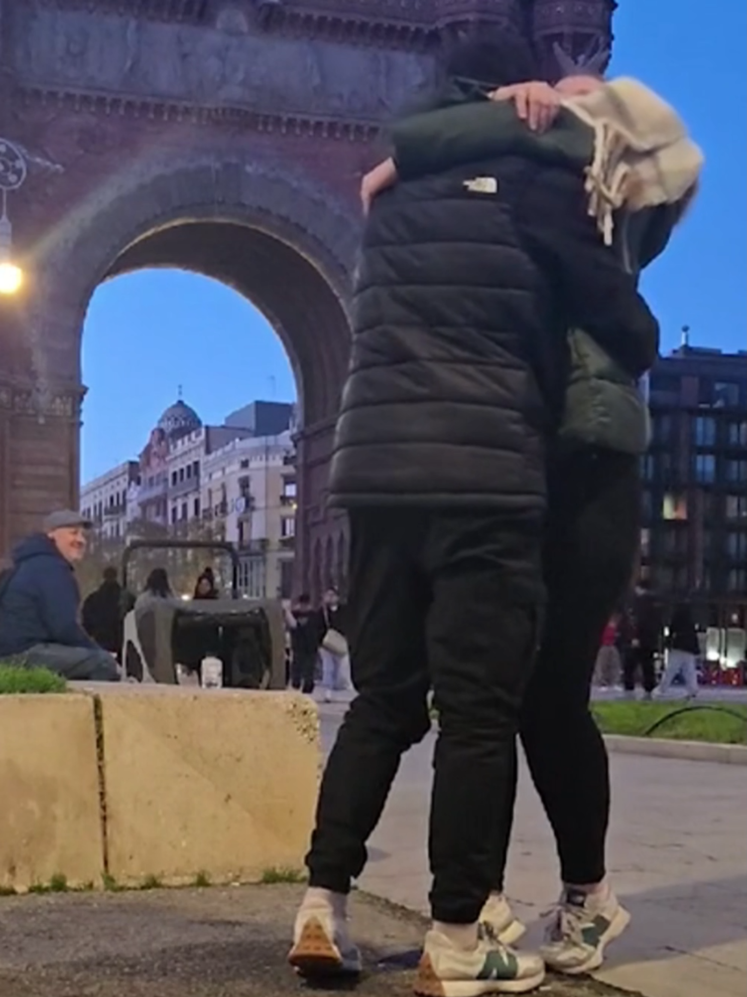 A holiday proposal💍 went wrong when a thief attempted to steal a phone during the romantic moment.#fyp#foryoupage#proposal#Love#engaged#Love#thief#viralvideo#viralvideo#trending#romanticizeyourlife