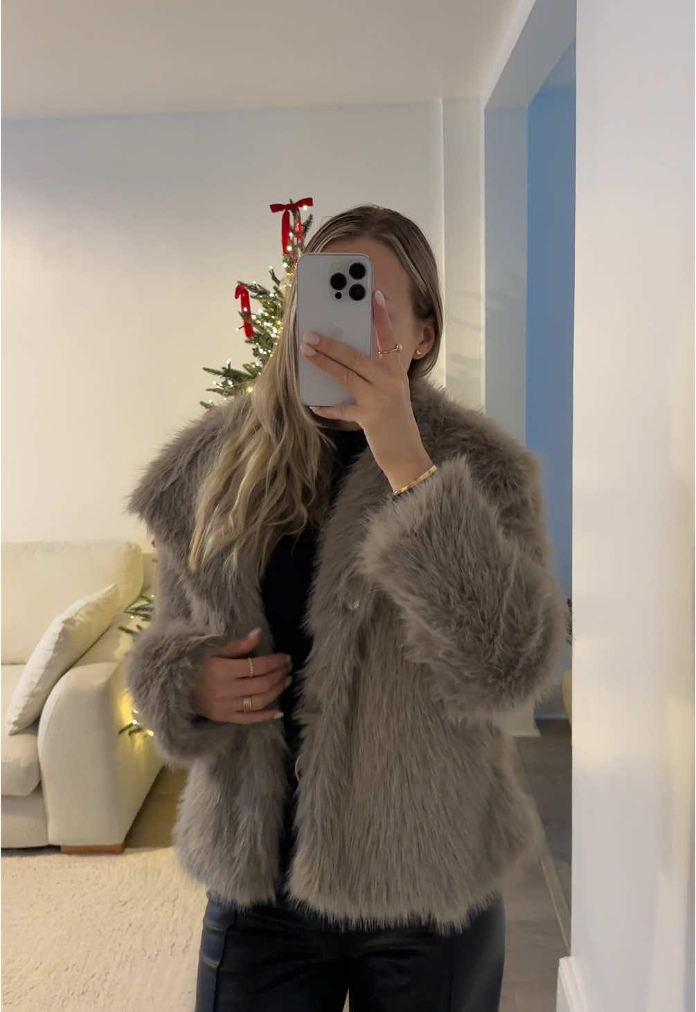 Casual outfit styling this gorgeous light grey faux fur coat  #fauxfurcoat#greycoat#katchme#fashioninspiration#festivewear#casualchristmasoutfit#winterlook#winteroutfit#christmasmarketoutfit  @Katch Me @KATCHME GLOBAL 