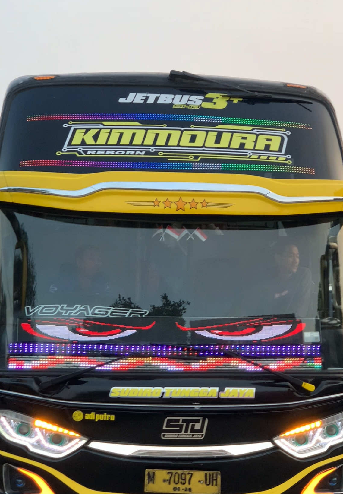 🚌 : “ Bhowciel ganggu aja gua lagi direkam juga 👀 “. Sudiro Tungga Jaya “ KIMMOURA “ , perintis nya STJ kala itu yang masih eksis sampai saat ini, dari jetbus2 reborn ke Jetbus3 #sudirotunggajaya #sudiro_tungga_jayafans #stj #bismania #bismaniacommunity 