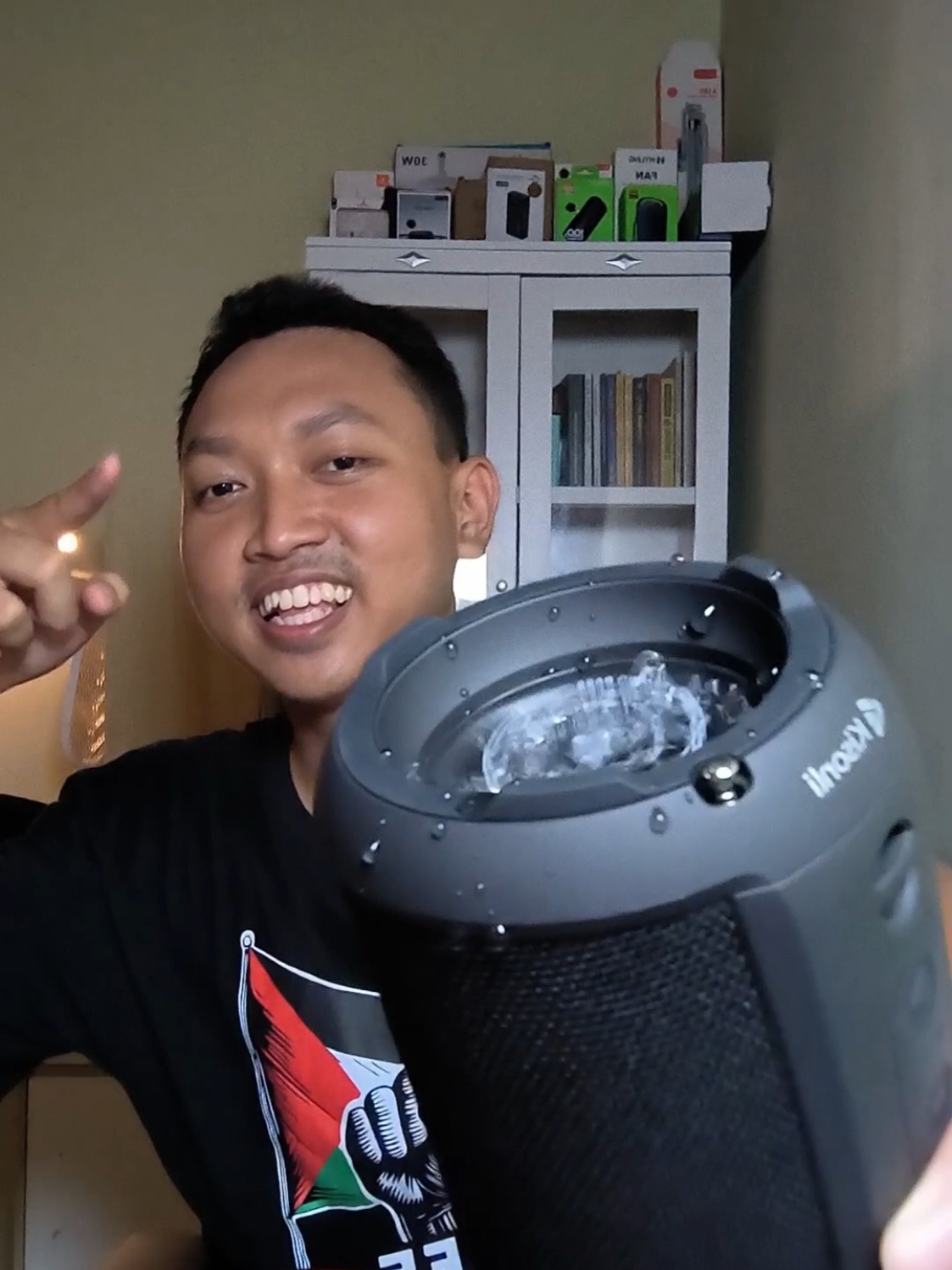 Speaker bluetooth gahar dari @kisonli.id 🔥🔥🔥 selain bassnya yang sudah ganda, speaker ini juga sudah waterproof jadi gak perlu khawatir kalau mau dibawa camping. Harganya juga masih terbilang murah. Coba aja cek keranjang kuning kiri bawah! #speakerbluetooth #speakerbluetoothfullbass #speakerbluetoothmurah #speakerfullbass #speakerkisonli 