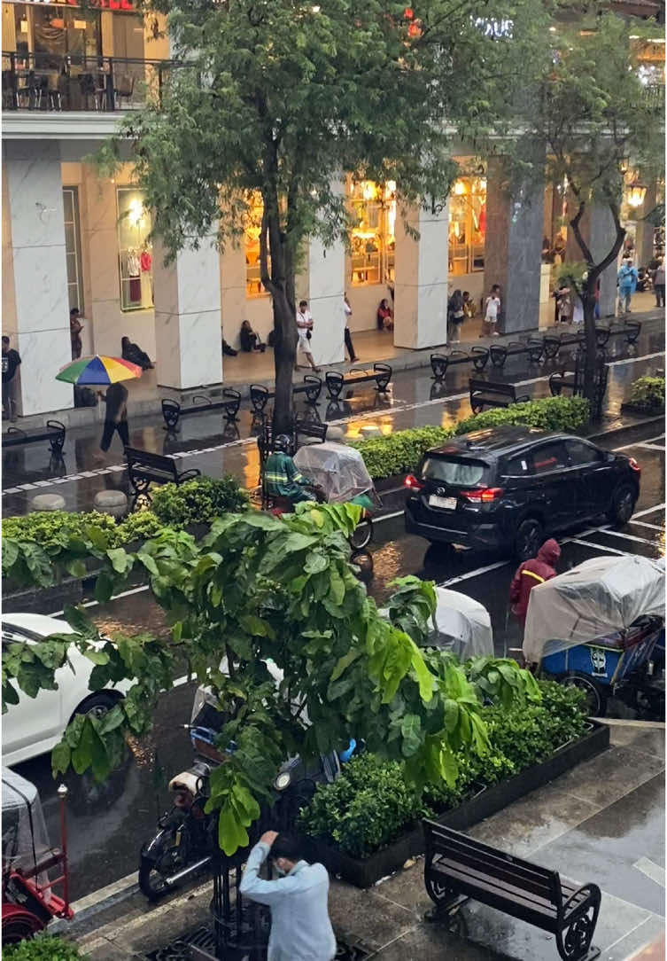 Vibes Malioboro pas hujan emang ga ada obat🥹 jadi kapan mau ke Jogja lagi? #jogja #malioboro #rainvibes #jogjaistimewa 