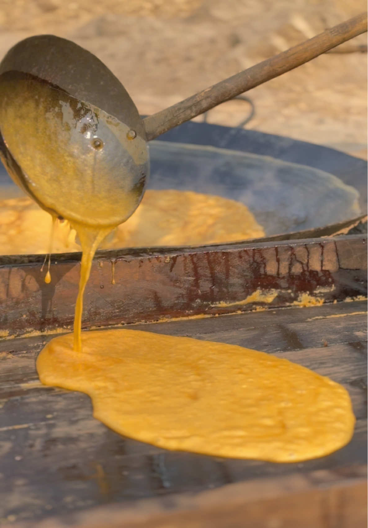 Vy mehyia tery wekhn nu charkha gali vich dawan , Making Gur from Sugar can in our Village #trending #punjab #villagelife #gur #punjabisong #punjab #organic 