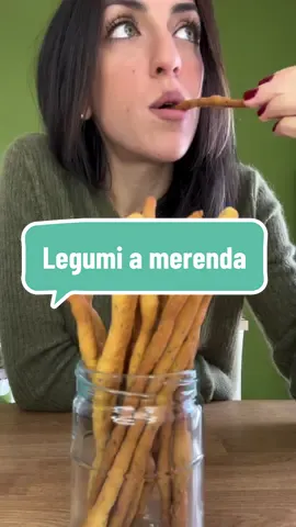Ecco un ottimo snack vegano ricco in proteine  🌱 Grissini di ceci & semi ✅ Vi lascio la ricetta: Farina di ceci 250 g  Farina tipo 1 40 g  Acqua 150 ml Olio extrav. 25 ml Semi (quelli che  più vi piacciono) q.b. Ho miscelato farine con acqua ed olio, per poi aggiungere i semi,  ho continuato ad impastare per poi formare i miei grissini, cotto in forno a 180 gradi per circa 20 minuti, Et voilà, la merenda è pronta 🌱 Li proverai❓ #grissini #ceci #legumi #vegan #healthyfood #snack #nutrizionista 
