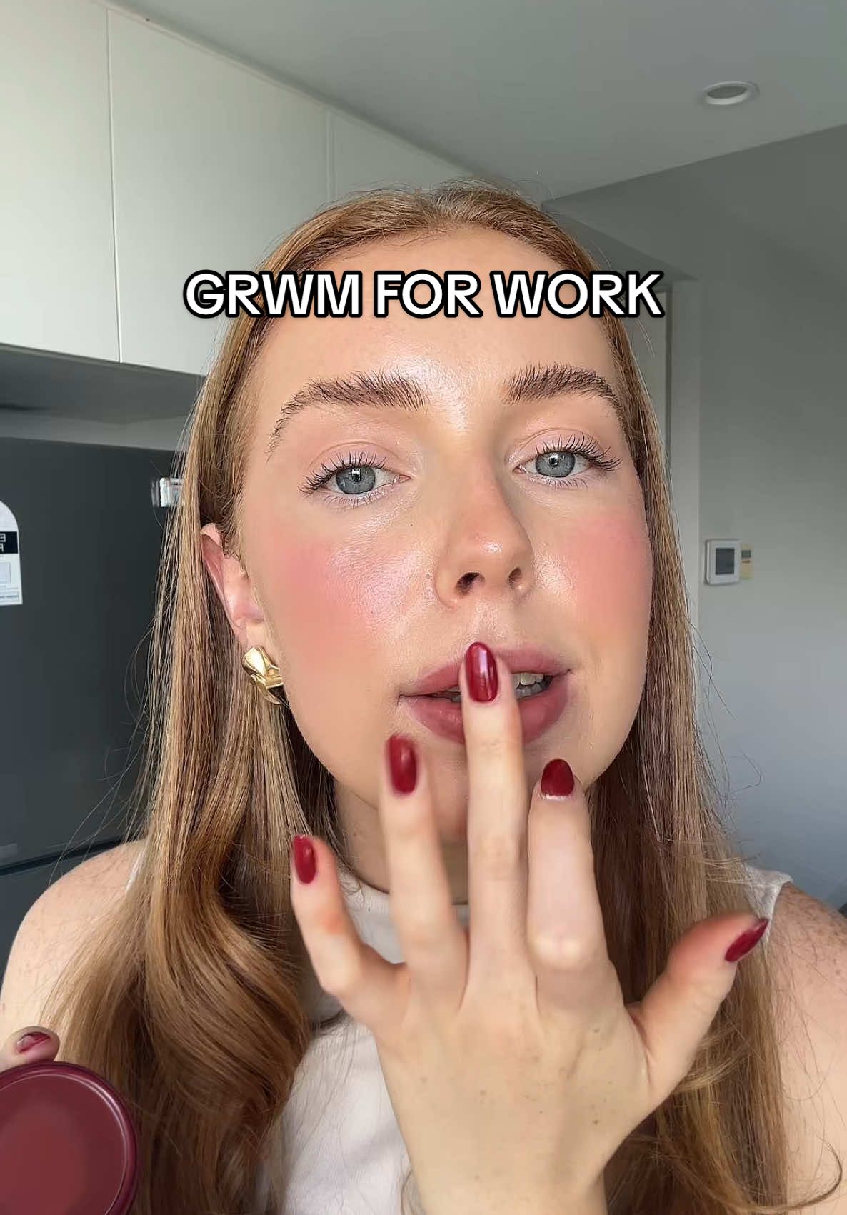 Last day of work before christmas holidays 🎄 #grwm #makeup #getreadywithme #everydaymakeup #makeuptok #skincare #glowymakeup 