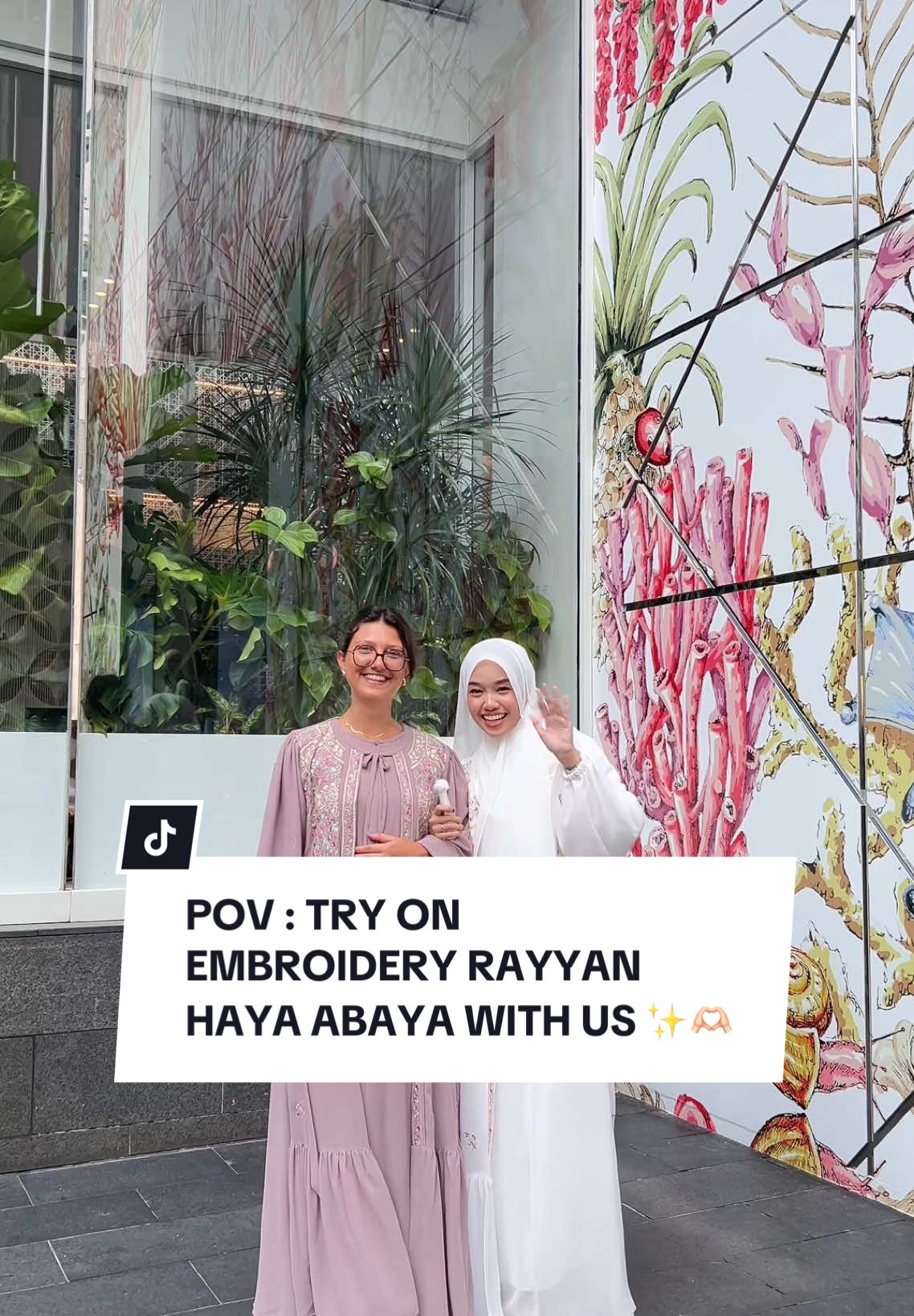 We bumped into pretty France tourist and asked them to try on our abayas & their reaction were so heartwarming 🩷🫶🏻✨ #abaya #jubah #abayaumrah #abayasulam #jubahsulam