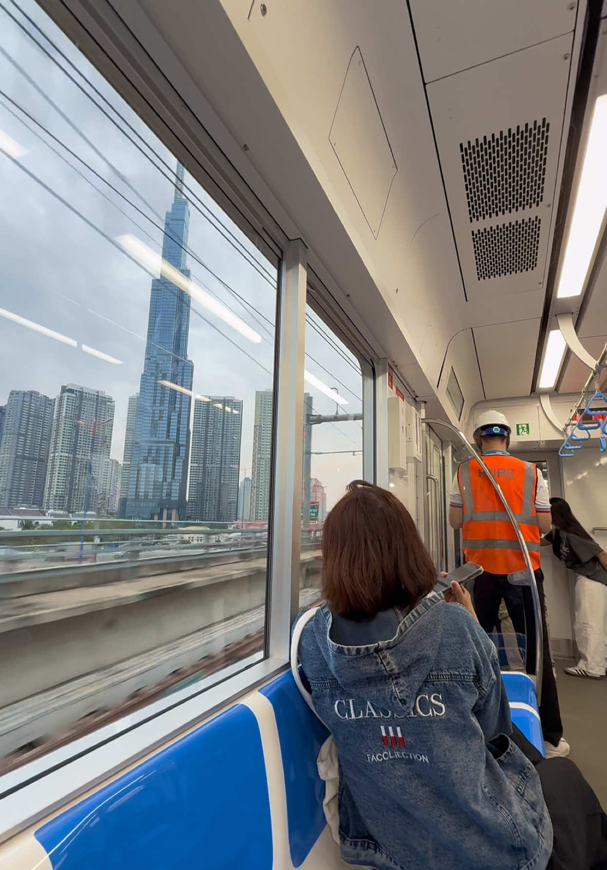 Chỉ còn 2 ngày nữa là người dân Sài Gòn được đi metro hoàn toàn miễ.n ph.í trong một tháng. #metrosaigon #metrohcmc #Saigon #saigoncityview 