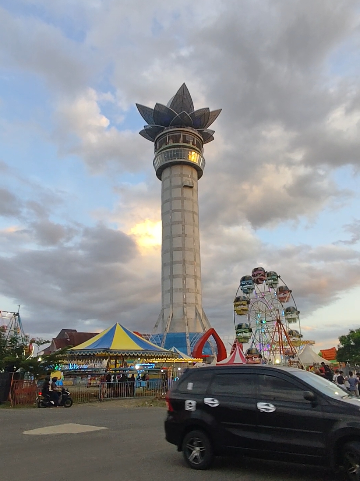 terang sore ngene moso iyo ga metu🤭 📍Menara Pandang Teratai #purwokerto #purwokertoviral #purwokerto24jam #purwokertodrone #menarapandangteratai #sunset #orange #hiphopjawa #dolanpurwokerto #fyp #4u #clouds 