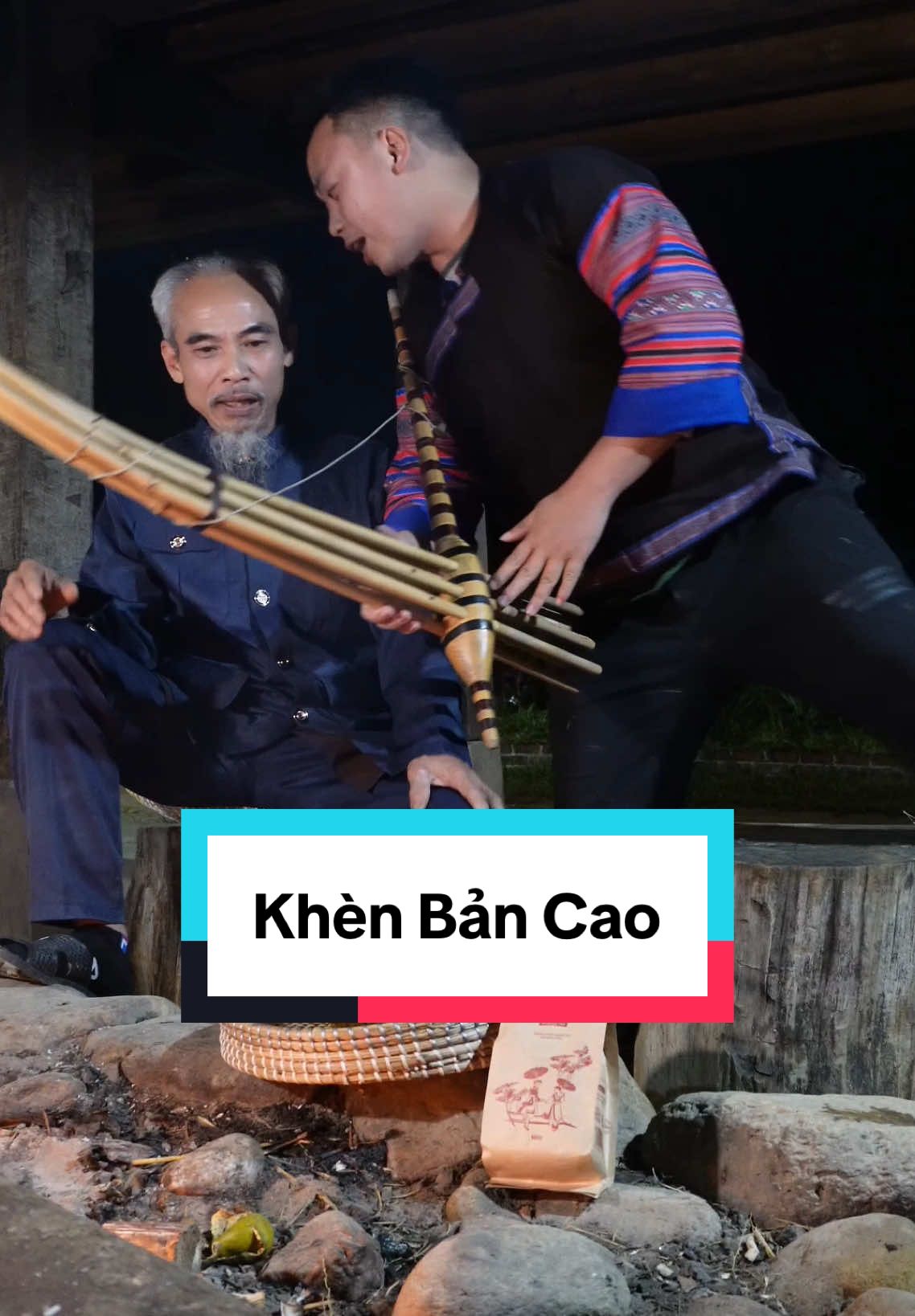 Bên bếp lửa hồng . Thưởng thức chén trà san tuyết cổ thụ. Nghe tiếng khèn người dân tộc H'Mông của A Chơ . Thật cảm xúc #khenmong #baclaprau #trasantuyet 