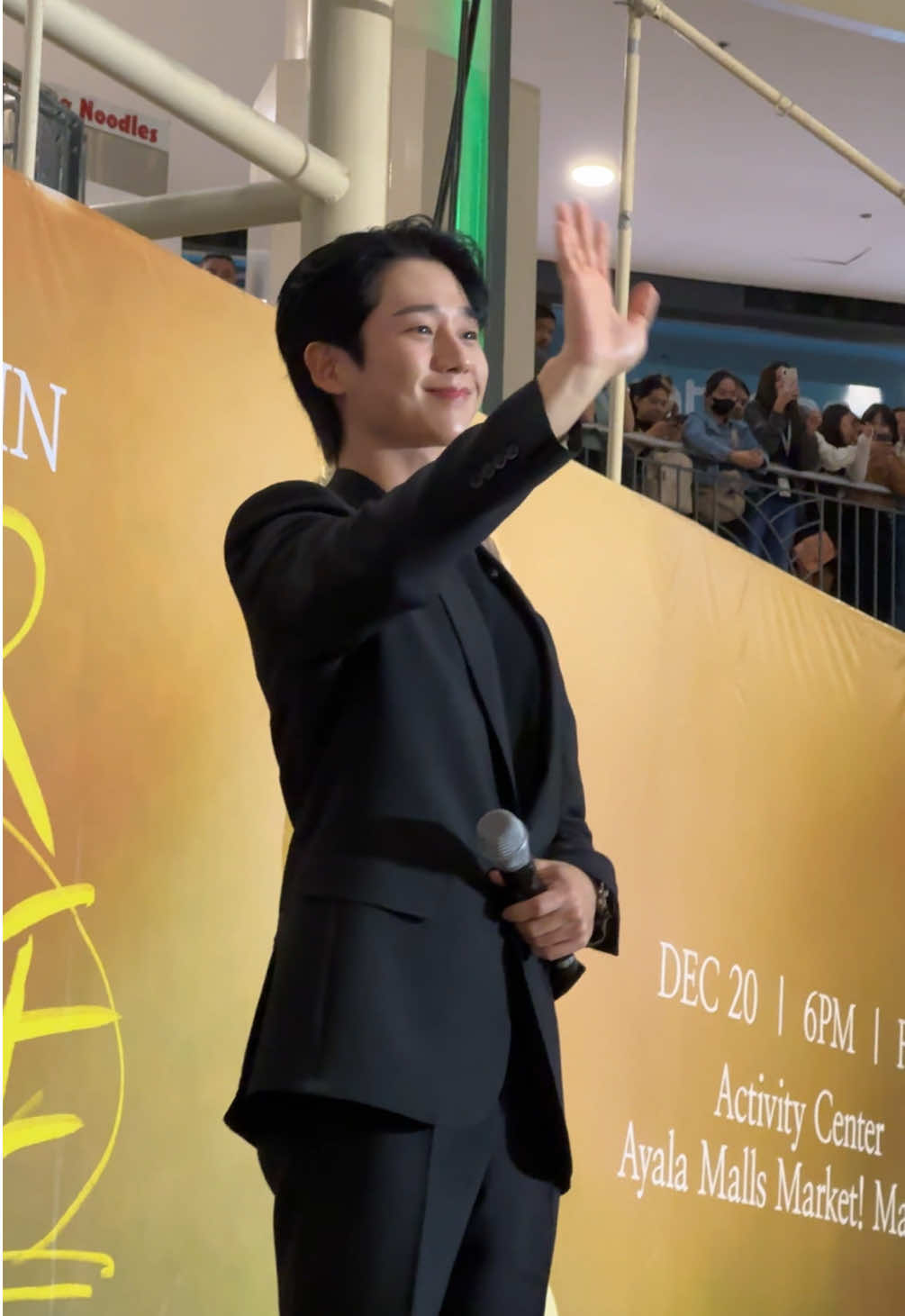 The crowd went wild for Jung Hae In! Just a simple smile and wave were enough to make fans’ hearts melt. 😍 #ILoveMarketMarket #FunInTheFinds #JungHaeIn #JungHaeIn_OurTime_MNL 