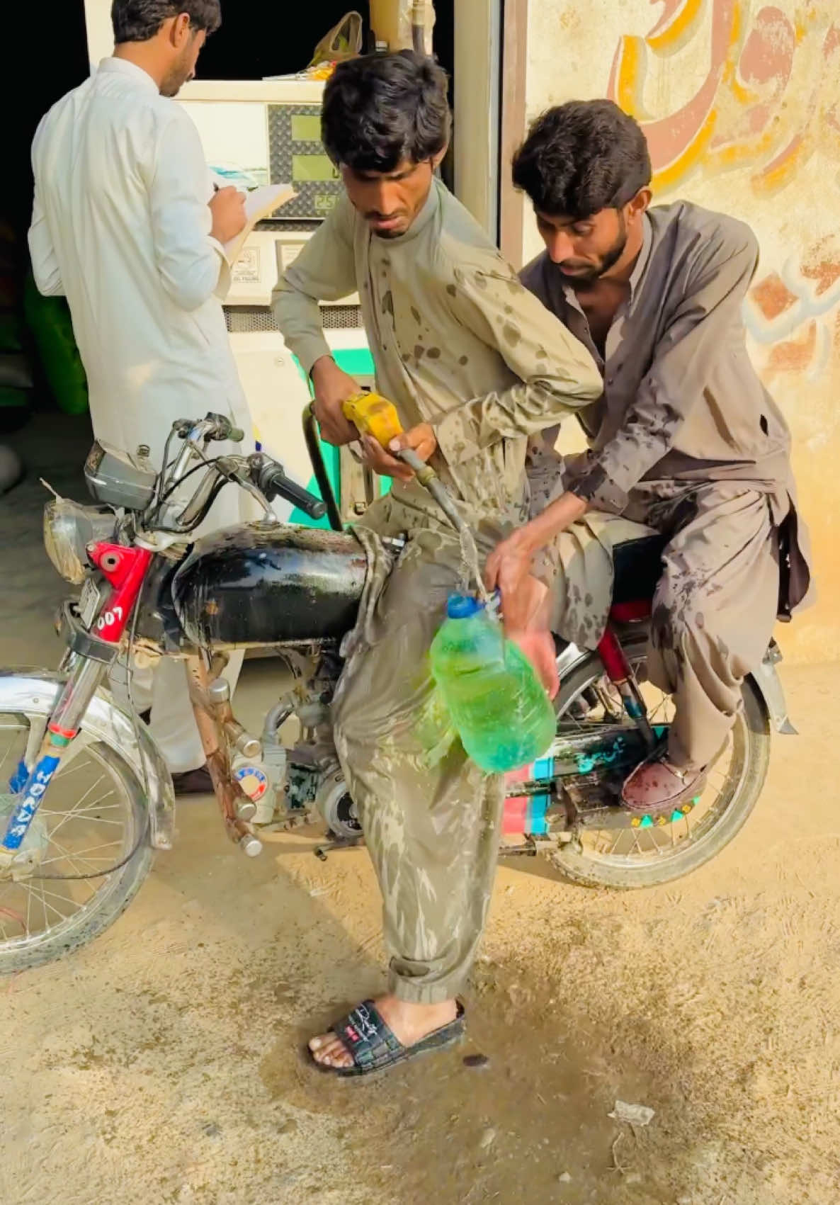 Petrol ⛽️Chori Ka Anjam😡 #teammts #shorts #veral #foryoupage #funnyshortclips #dilshadayoub02 #shahzadayoub4 #shahzadextra #zamzamelectronics #flypシ #trending #fypシ #for