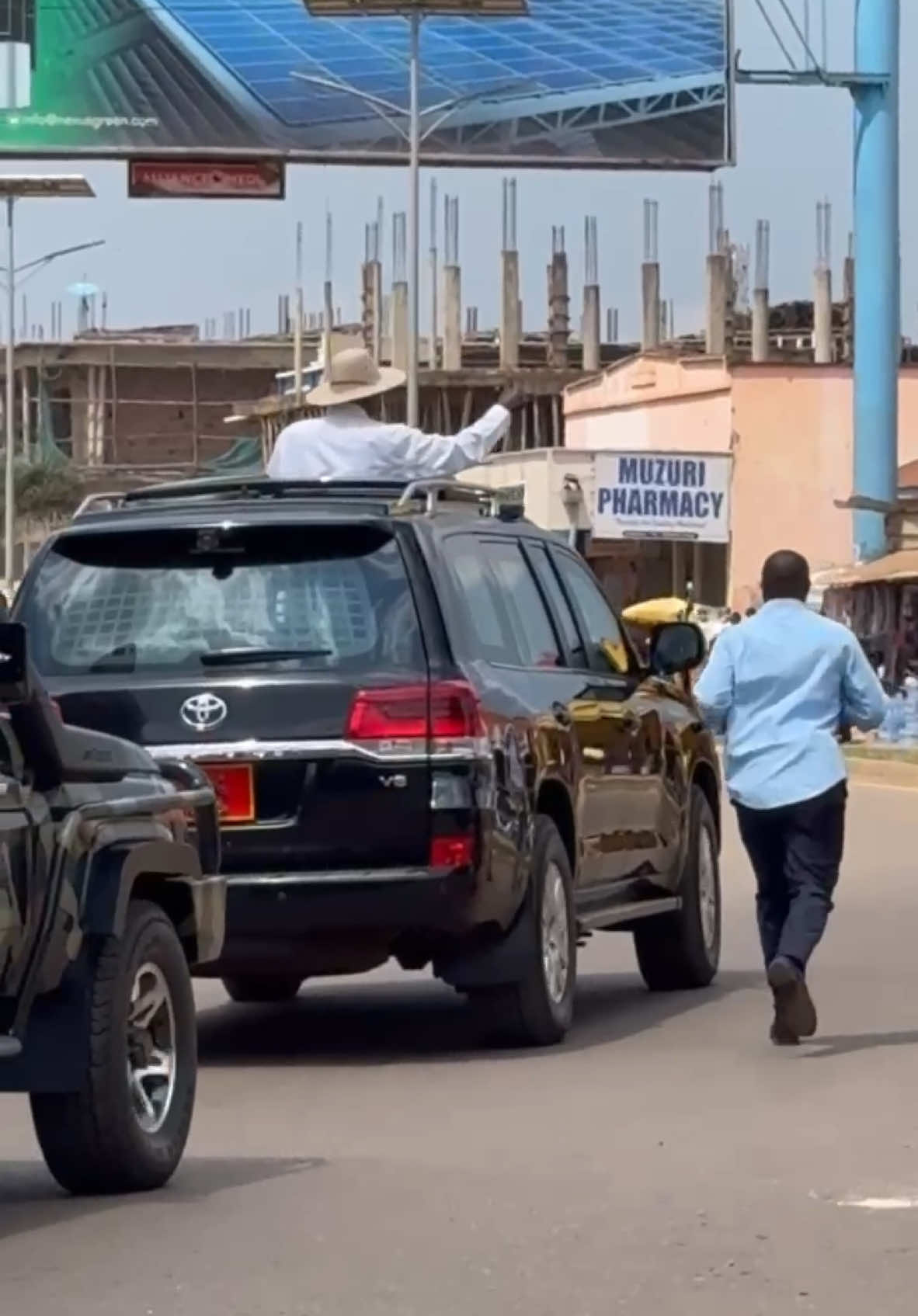 President Museveni waves to his supporters in Mbale City. #museveni 