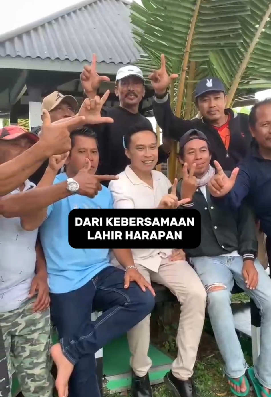 Sore tadi, saya bertemu dengan warga untuk bertukar ide dan gagasan demi menciptakan Lamongan yang lebih harmonis. Alhamdulillah, Jumat berkah. #lamongan #lamonganmegilan #lamongan24jam #lamonganpopuler #lamonganupdate #lamonganviral #fyp #jumatberkah #lamonganmenyala🔥 #alhamdulillah #2024 