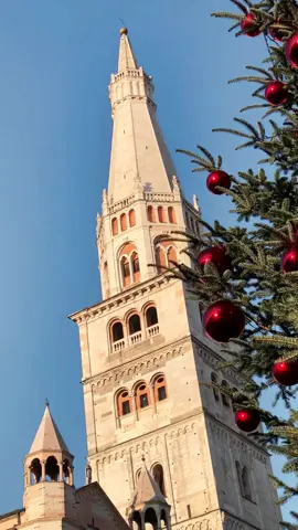 C'è aria di festa per la strade di Modena, agghindate per il Natale 🎶 ✨   There's a festive atmosphere in the streets of Modena, dressed up for Christmas 🎶 ✨   #incollaborazionecon @saracamporesi.it #modena #natale #natale2024 #inemiliaromagna