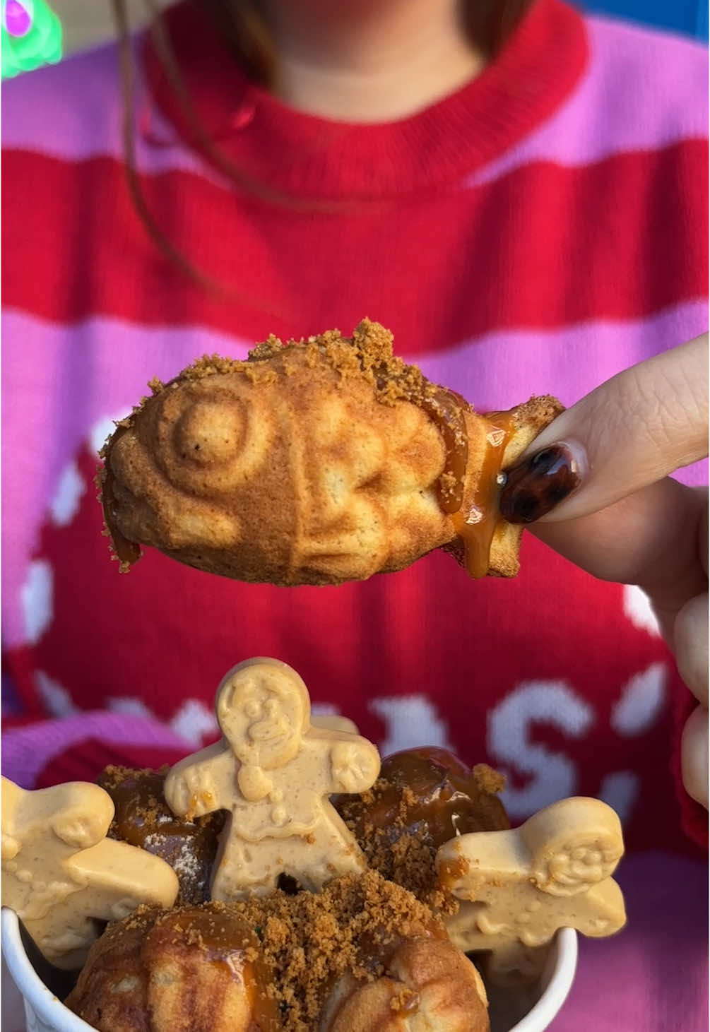 Saborea nuestros tayakitos con los toppings que quieras. 🎁 ¿Nuestro favorito navideño? 🎅 La gominola de galleta de jengibre de @fini_golosinas  #NavidadEspaña #IdeasNavideñas #taiyakiicecream #taiyaki #Navidad #planesMadrid #planesNavidad #planesmalaga 