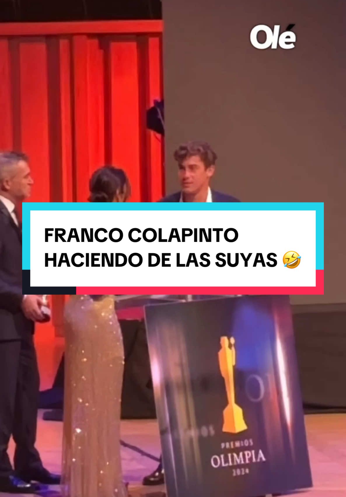 FRANCO COLAPINTO HACIENDO DE LAS SUYAS 🤣 El piloto argentino le hizo una broma a la conductora de los Premios Olimpia. 📽️ camicorrales10 #colapinto #auto #viral