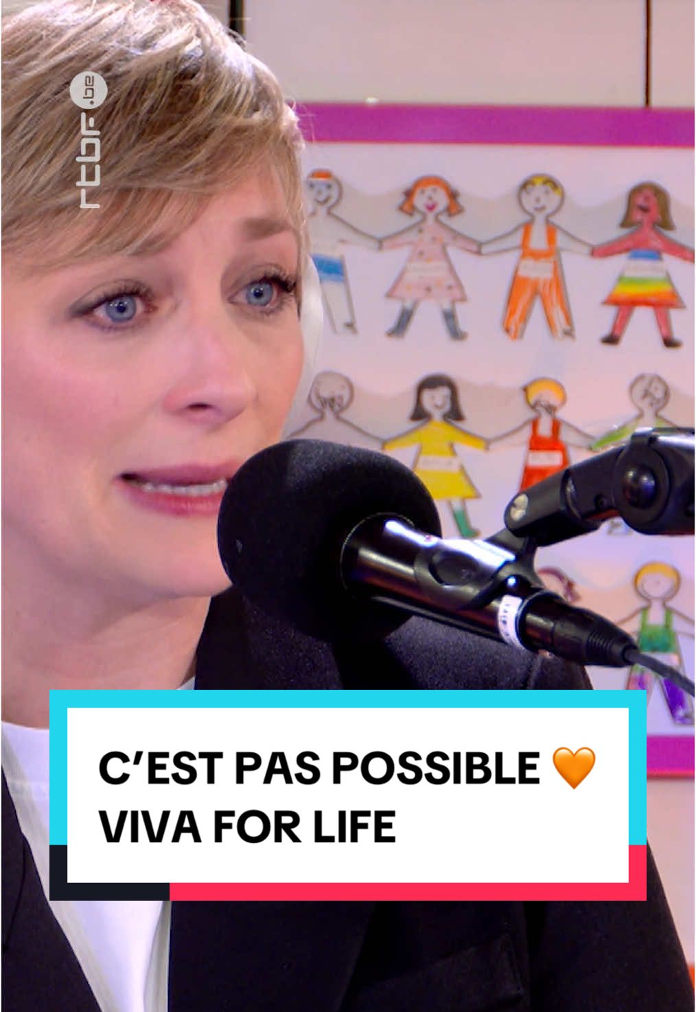 Fanny craque sous les mots d’une maman en difficulté pour payer des consultations médicales 🥹💛  #vivaforlife #rtbf #solidarité #générosité