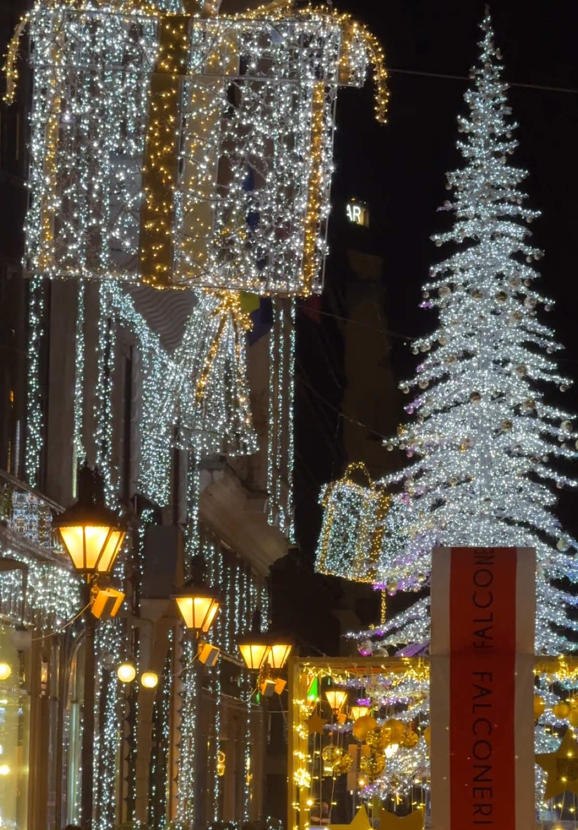 Festive evenings in Budapest 🎄✨🌃❤️ Video by @Norbert Lepsik  #budapest #budapesthungary #budapestguide #budapesten #budapesttips #budapesttravel #hungary #budapest🇭🇺 #budapestwinter #budapestsnow #budapestvibes #budapestchristmas #visitbudapest #budapestchristmasmarket #budapesttrams #fenyvillamos #fényvillamos 