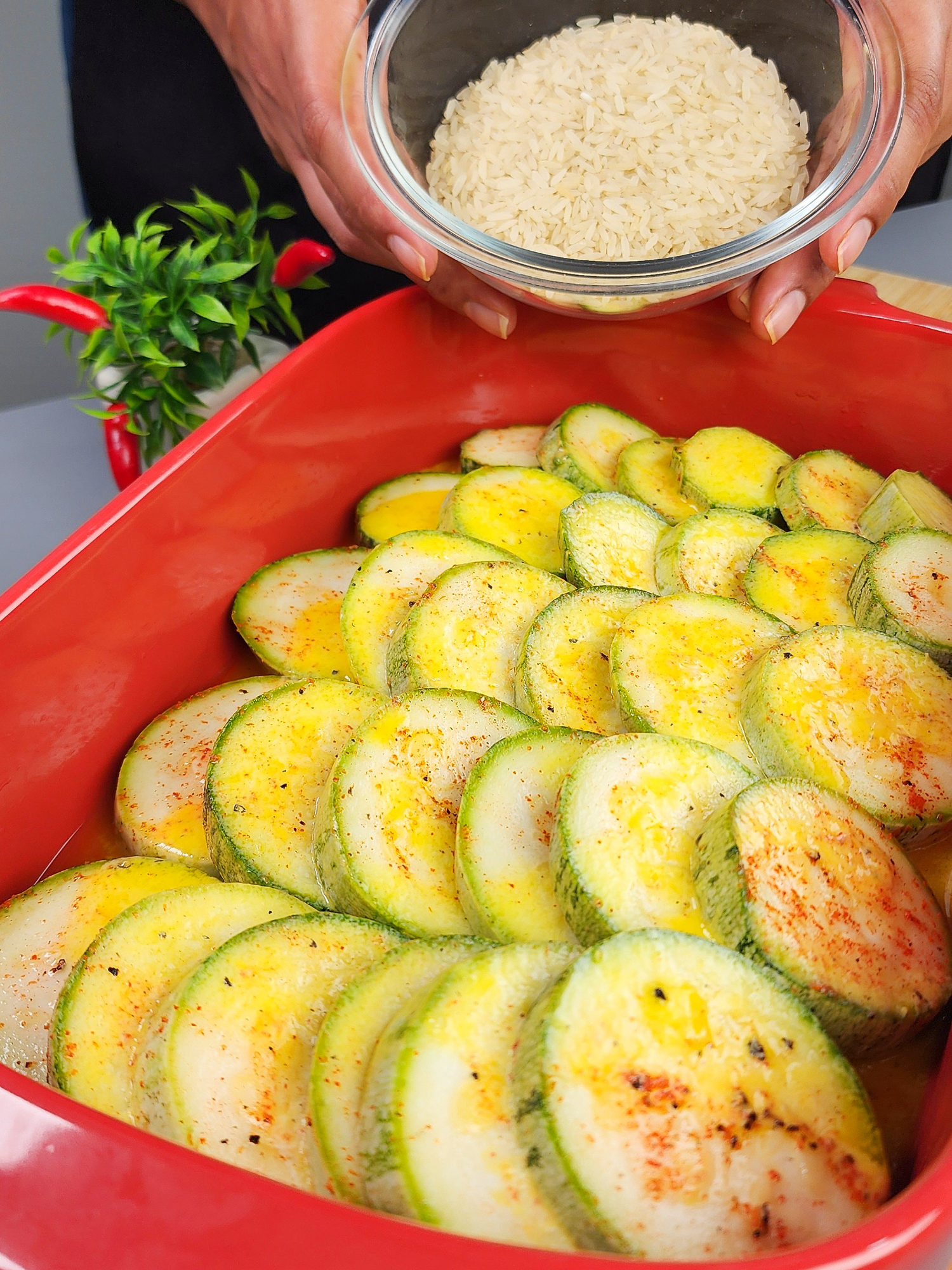 Todo mundo adora esta receita fácil e barata! Receita de jantar feita com abobrinha, arroz e tomate#Receitasfavoritas #salad #salada