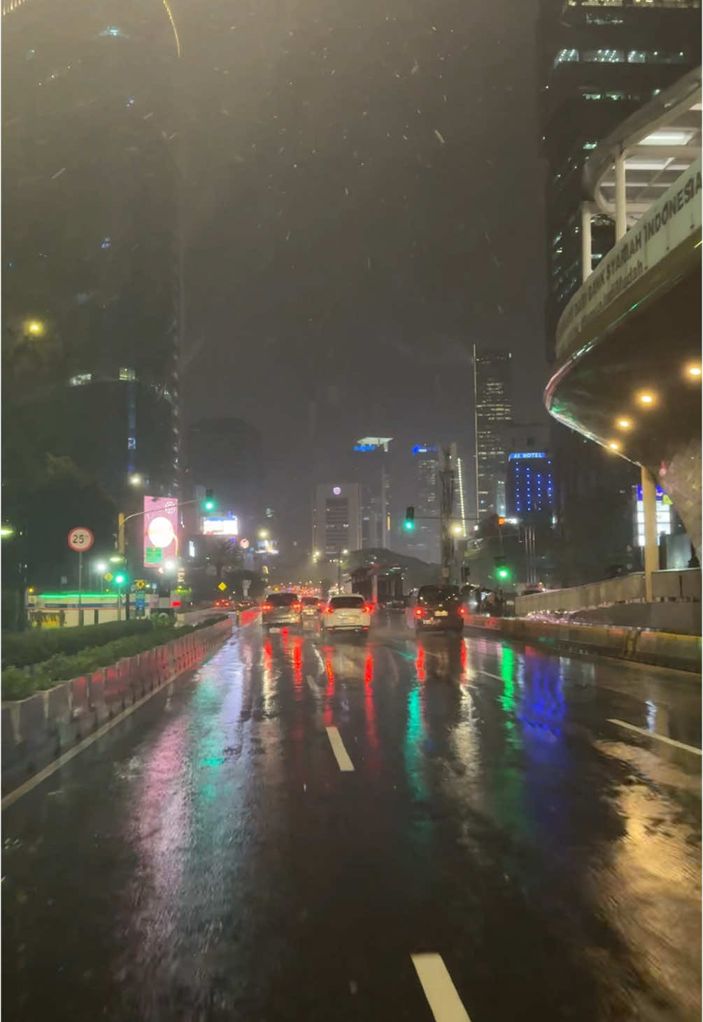 fakta yang menyedihkan lebih baik dari fiksi yang menyenangkan 👀 Jakarta at night, hujan 🌧️🌃 #placetogojkt #jakarta #sudirman #fyp #citylights #visitplaceidn #visitplacerandom 