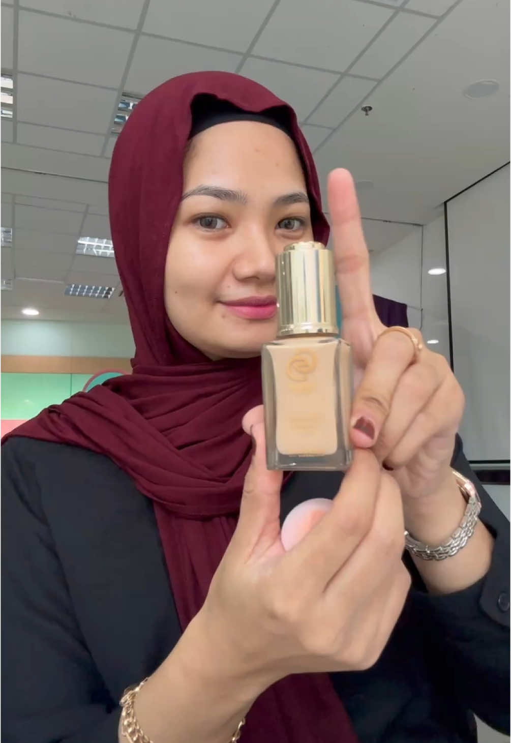 Foundation dengan hasil akhir sheer to medium dan ngasi efek healthy glow skin #giordanigoldoriflame #giordanigoldeternalglow #foundationgiordani #foundationgiordanieternalglow #eternalglow #foundationoriflame #oriflame #oriflameonme #oriflameindonesia 