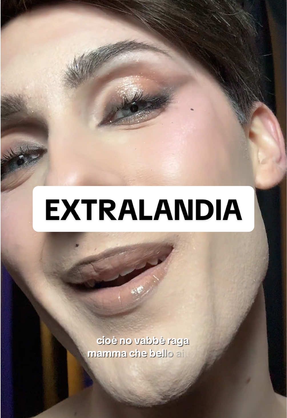 MA IN CHE SENSO? ✨ @Extralandia #extralandia #showstopper #smokeyeye #makeuptutorial #makeuphack #glitter 