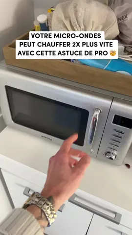 Cette astuce va révolutionner votre façon d'utiliser votre micro-ondes !  En tant que professionnel, je partage avec vous un secret que les fabricants ne veulent surtout pas que vous connaissiez...  Économisez du temps et de l'énergie avec cette technique simple mais efficace ! ⚡️ #LifeHack #astucedujour #conseildepro #microondes #trucsetastuces 