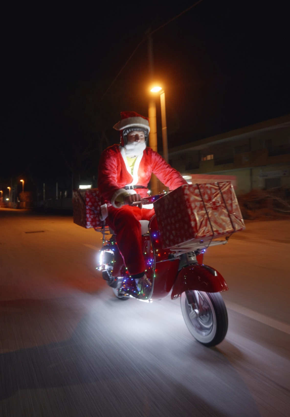 🇬🇧🛵🎅🏻Santa arrives in style on an electric Vespa! 🎅🏻⚡ This Christmas, give the gift of sustainability with our electric conversion kit for classic Vespas. Make their holiday unforgettable! 🎁 🇮🇹🛵🎅🏻Babbo Natale arriva in sella a una Vespa elettrica! 🎅🏻⚡ Questo Natale regala sostenibilità con il nostro kit di conversione elettrica per Vespe classiche. Rendi le feste indimenticabili! 🎁 #conversionkit #retrofit #vespaspecial #vespaprimavera #oldvespa #elektrovespa #vespavintage #electricvespa #electric #electriccar #electricvheicle #startup #startupbusiness #luxuryscooter #premiumquality #madeinitaly #handmade #vespaclassic #tesla #ferrari #rangerover #yatch #exclusivescooter 