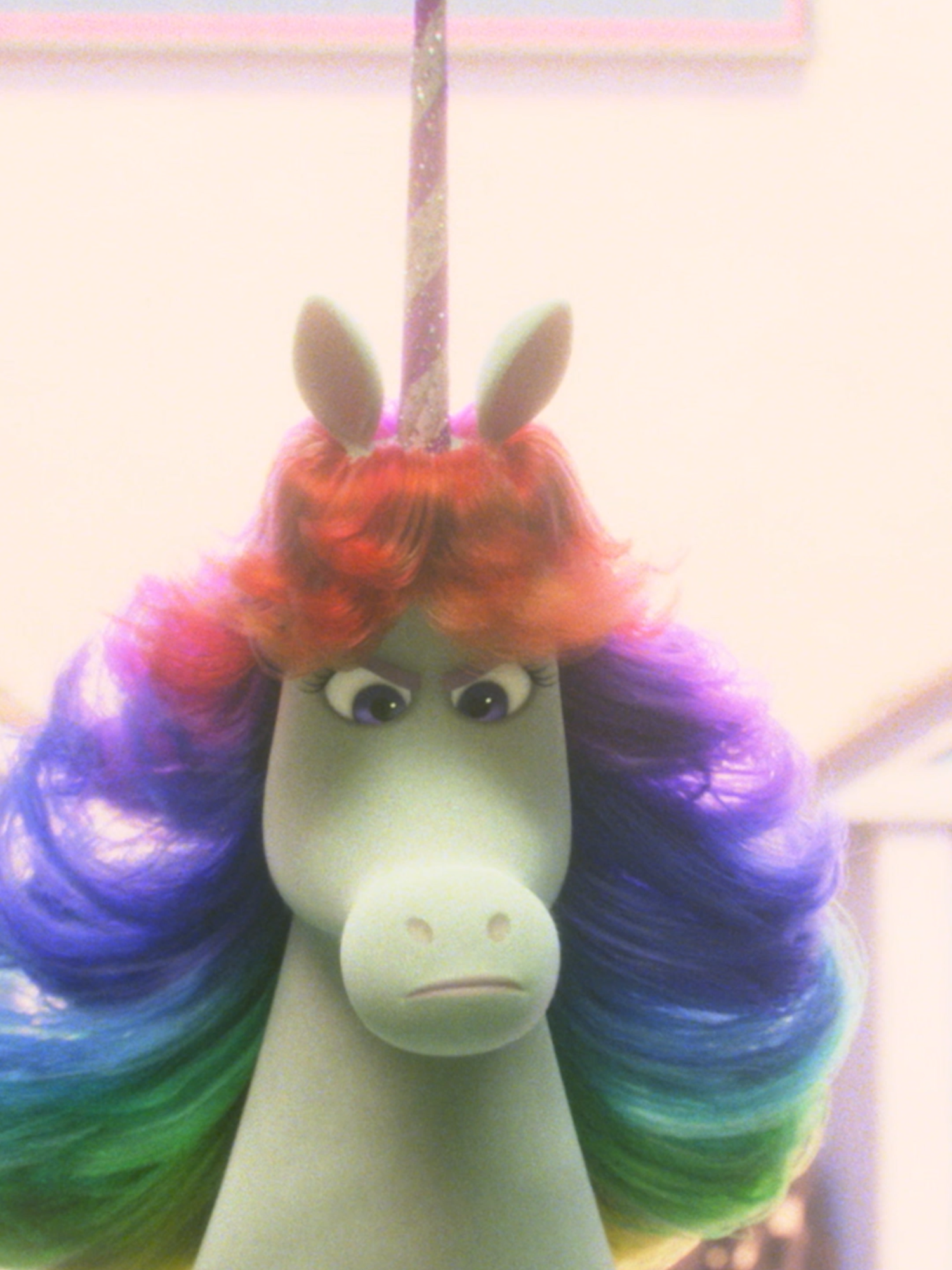 ¿Hay algo peor que una mala reseña? Si, un unicornio enojado 🦄😤 Mira #ProduccionesDeEnsueño en #DisneyPlus.  #escena #dreamproductions #entretenews