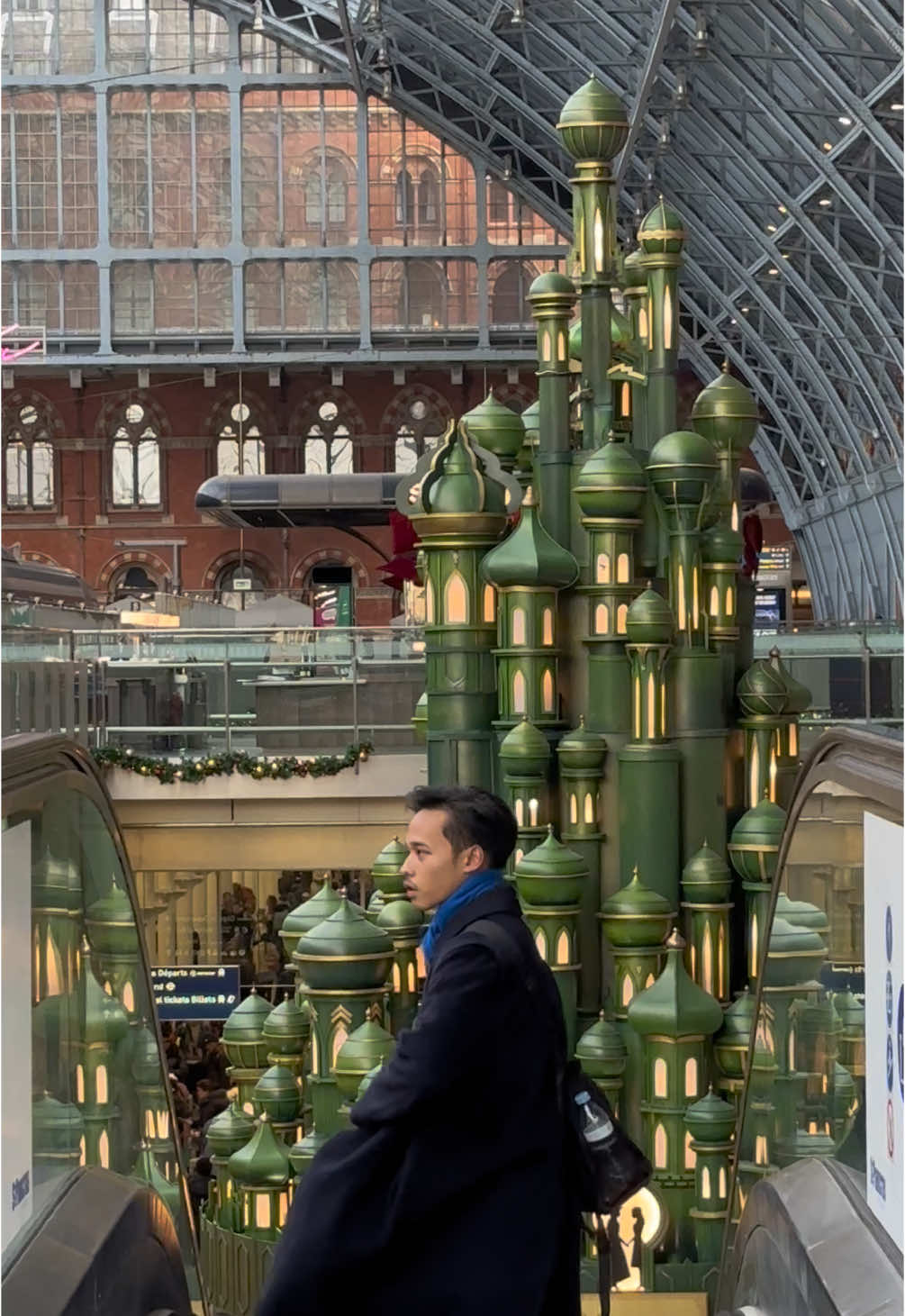 i had to do this on my one short day in the emerald city 💋💚 #fyp #foryou #london #stpancrasinternational #wickedmovie #emeraldcity 