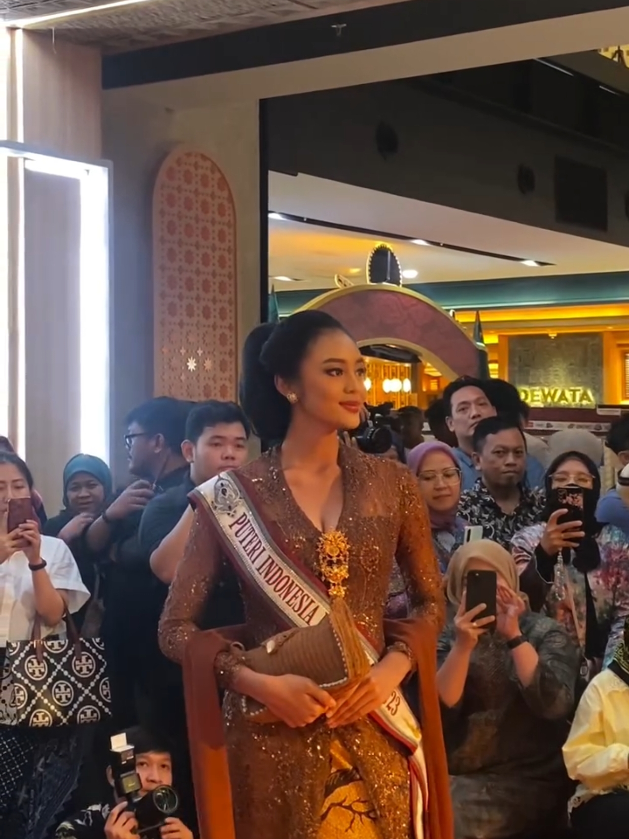 R A Y A ✨ (Merayakan Budaya Indonesia) Always proud to wear kebaya paired with beautiful batik. And this time, at the RAYA event, puteris gracefully walked in stunning kebaya🌹✨ Kebaya by @svarna_byikatindonesia Batik by @batik_nona_jakarta In frame @luluzaharani  #PuteriIndonesia #kebaya #indopageants 