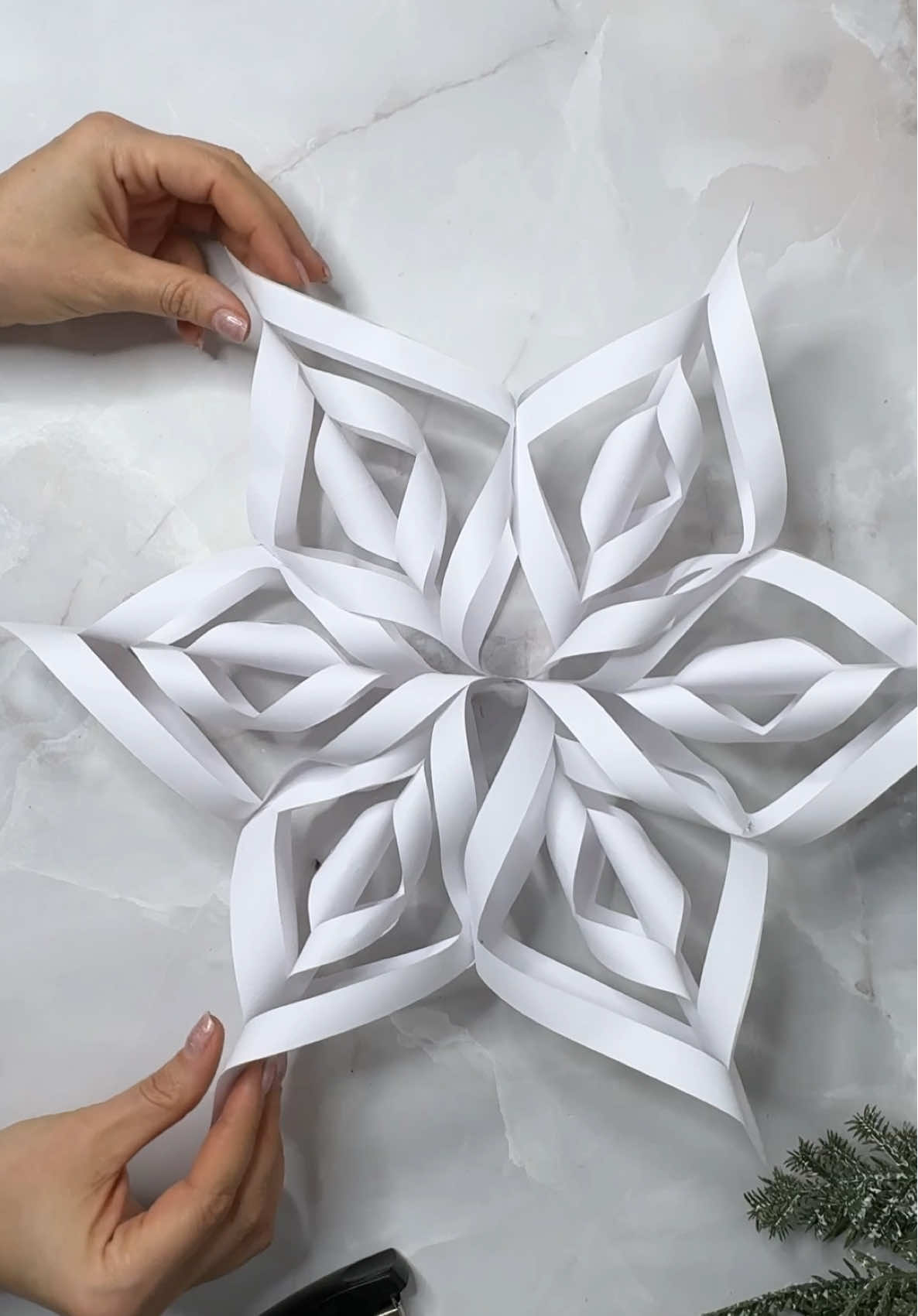 3D Snowflake paper #DIY #christmas #howtomake #craft #snowflakes #papersnowflakes #3dsnowflake 