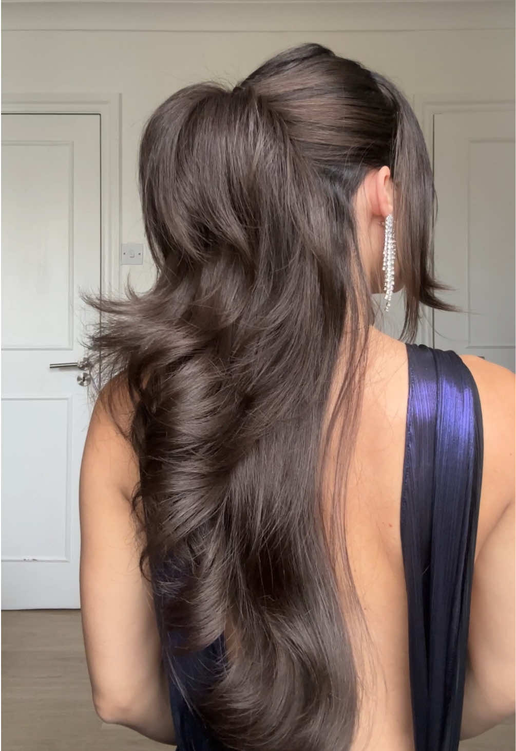 AD New Years Eve hairstyle inspo ✨ Volume hack with a claw clip, using the @lorealparisuk Elnett hairspray for a sleek finish #hairtok #hair #hairstyles